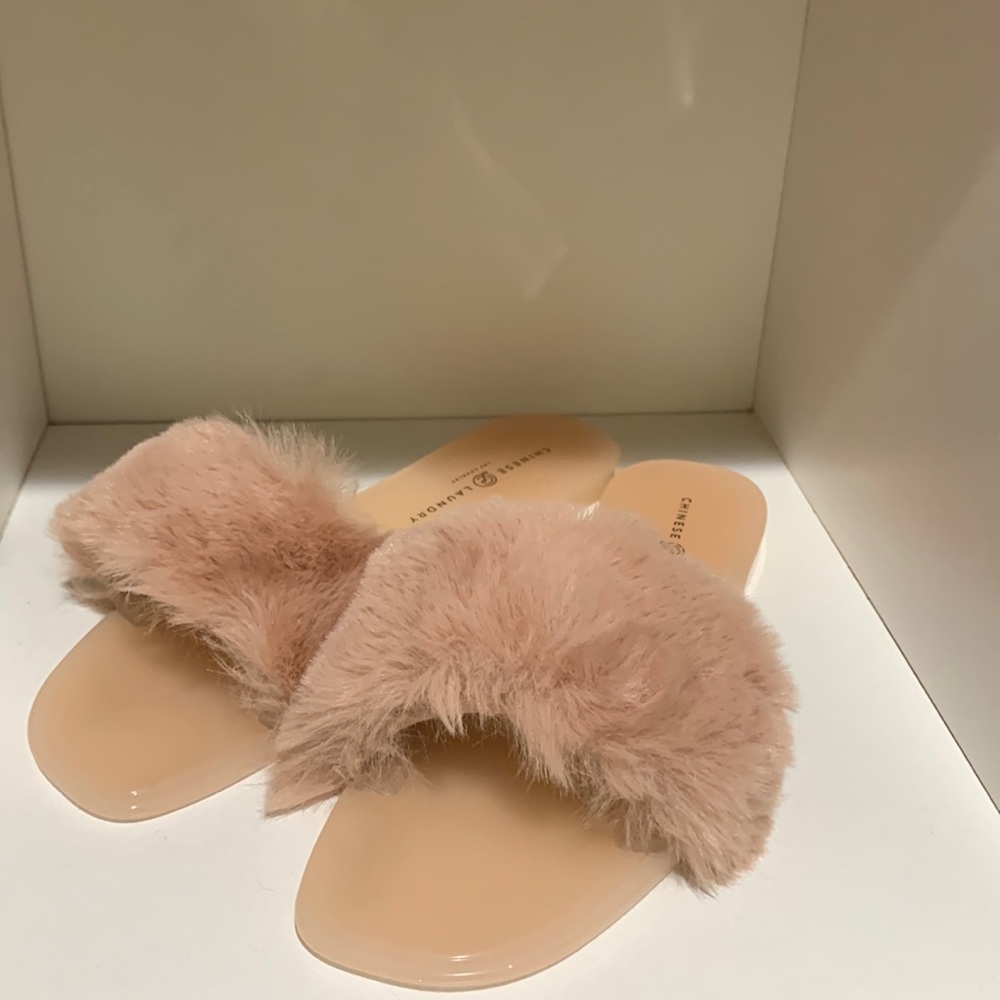 Chinese laundry dusty rose faux fur sandals/slippers. Good condition
